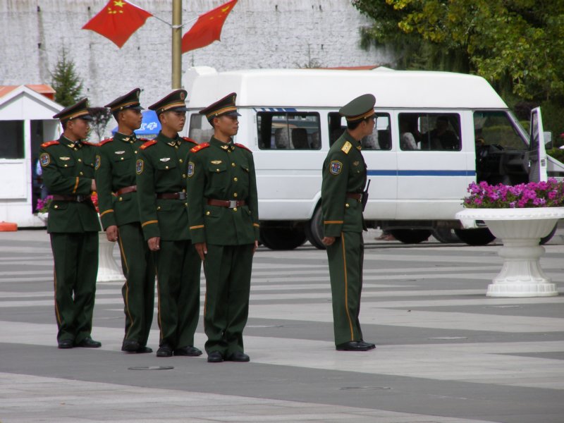 chinesesoldiersinlhasa.jpg